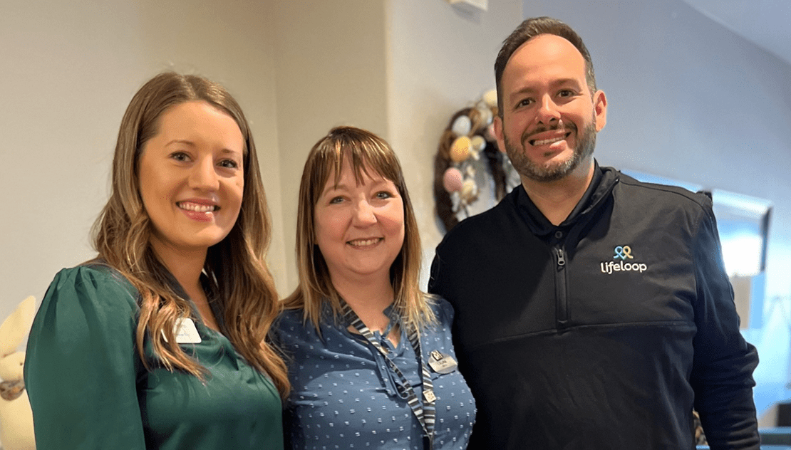 Laura Smith, Life Enrichment Director at MorningStar of Billings,flanked by representatives from LifeLoop, at awards ceremony